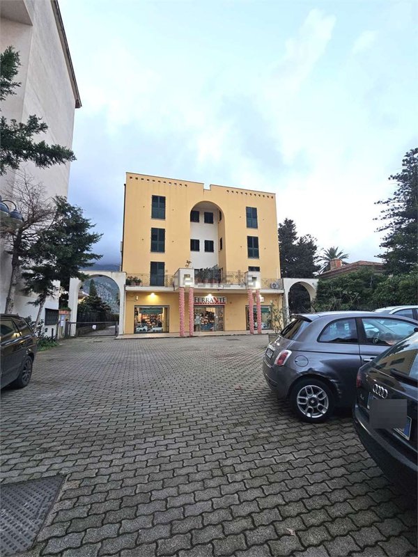 locale commerciale in vendita a Carini