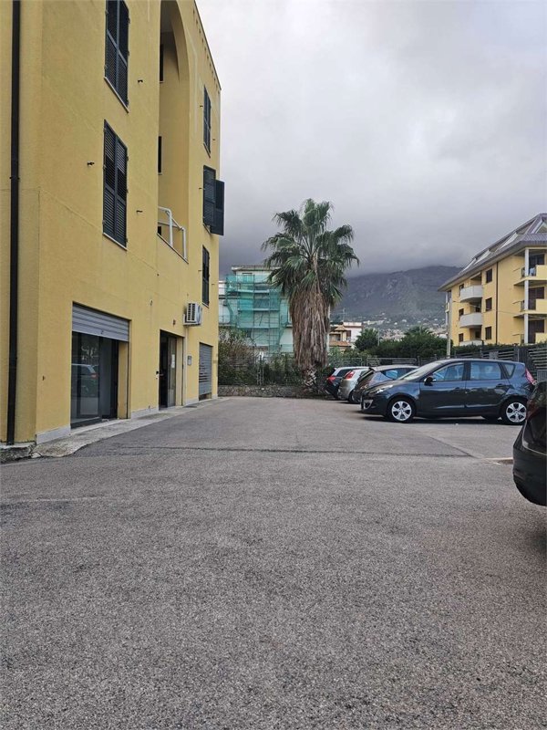 locale commerciale in vendita a Carini