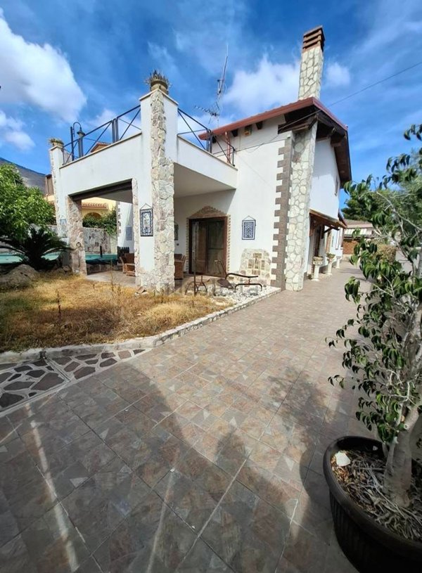 casa indipendente in vendita a Carini