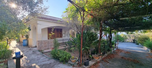 casa indipendente in vendita a Carini