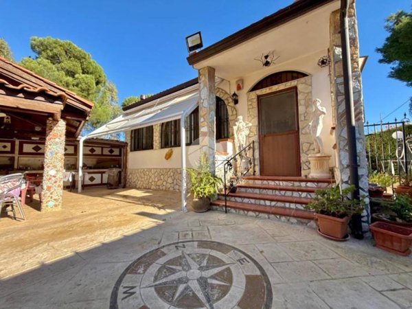 casa indipendente in vendita a Carini in zona Villagrazia di Carini