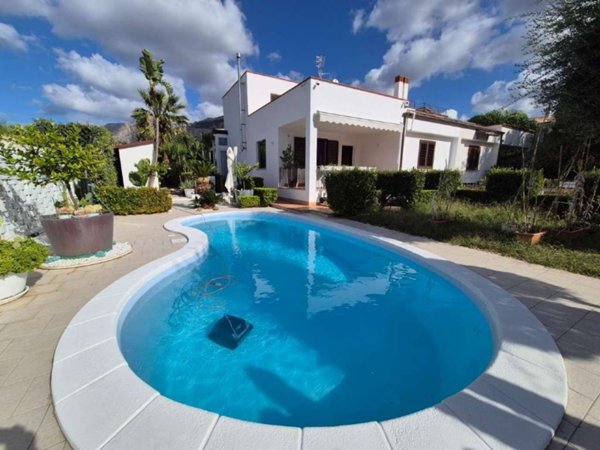 casa indipendente in vendita a Carini