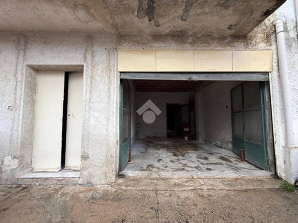 locale commerciale in vendita a Carini