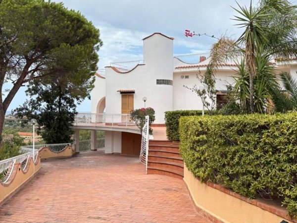 casa indipendente in vendita a Carini in zona Piraineto