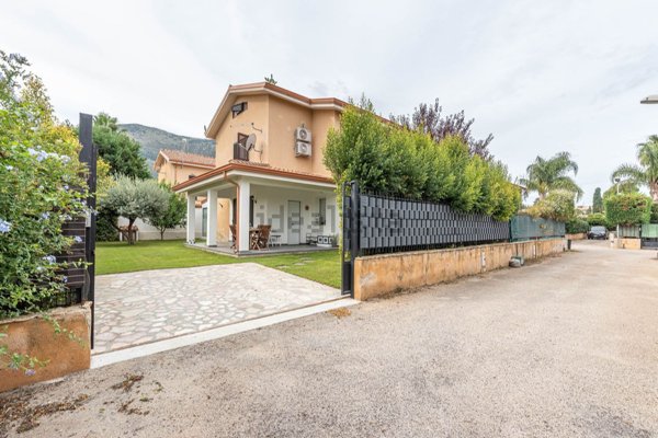 casa indipendente in vendita a Carini