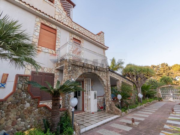 casa indipendente in vendita a Carini in zona Villagrazia di Carini