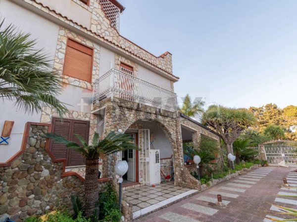 casa indipendente in vendita a Carini in zona Villagrazia di Carini