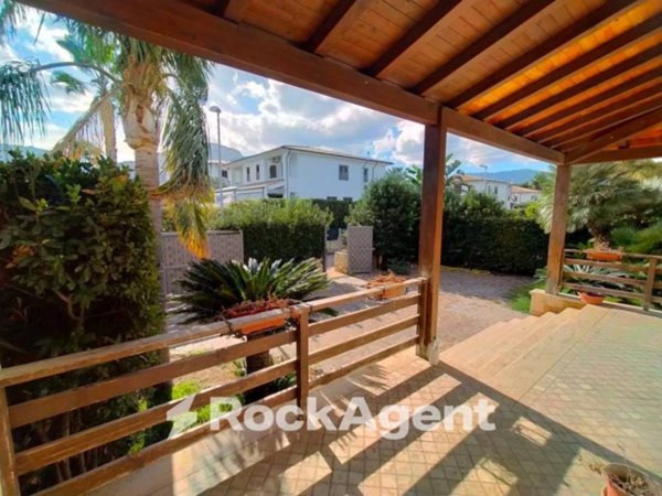 casa indipendente in vendita a Carini