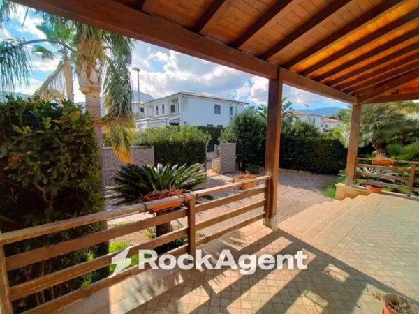 casa indipendente in vendita a Carini in zona Villagrazia di Carini