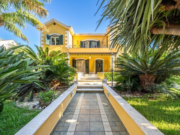 casa indipendente in vendita a Carini in zona Piraineto