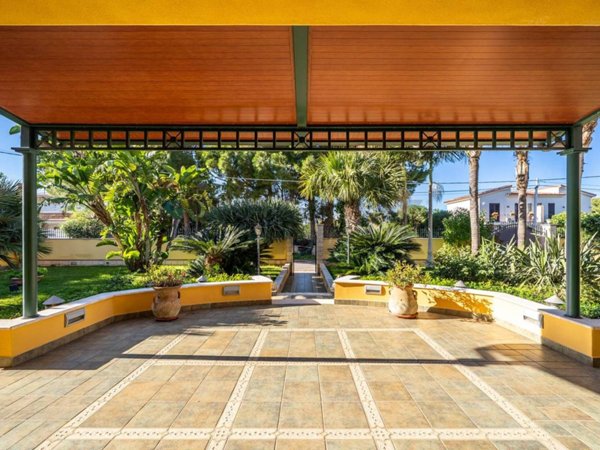 casa indipendente in vendita a Carini in zona Piraineto