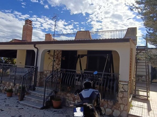 casa indipendente in vendita a Carini in zona Villagrazia di Carini
