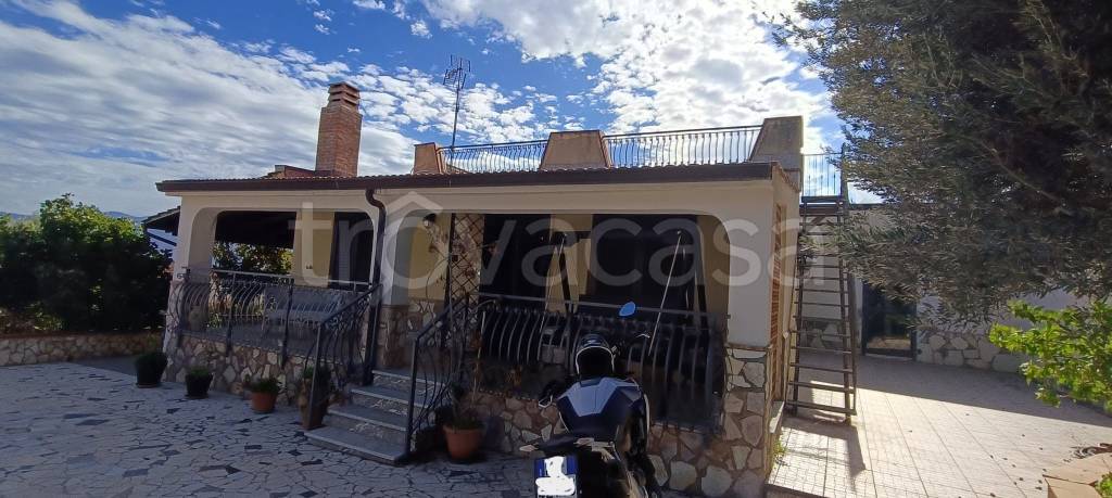 casa indipendente in vendita a Carini in zona Piraineto