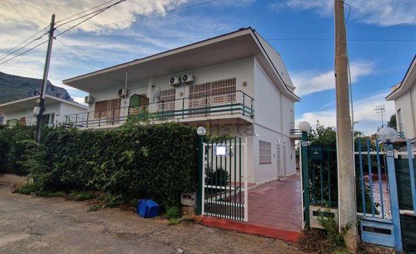 casa indipendente in vendita a Carini in zona Piraineto