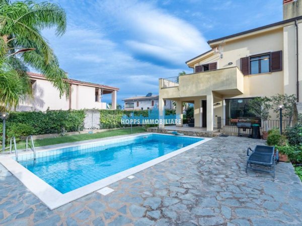 casa indipendente in vendita a Carini in zona Piraineto