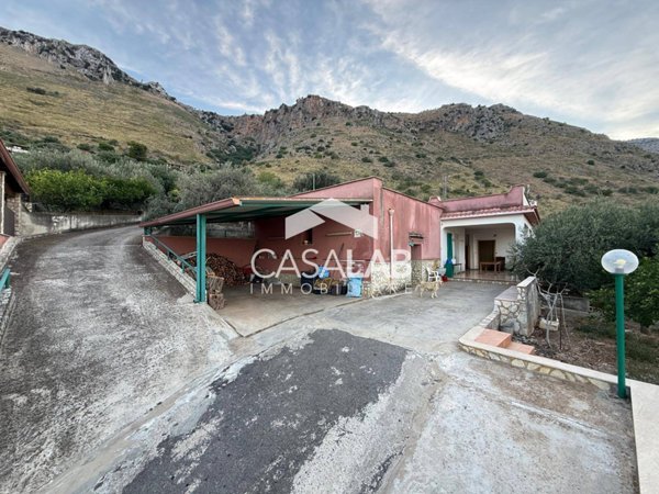 casa indipendente in vendita a Carini in zona Piraineto