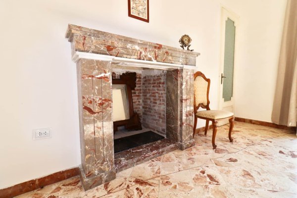 esavano in vendita a Carini in zona Villagrazia di Carini