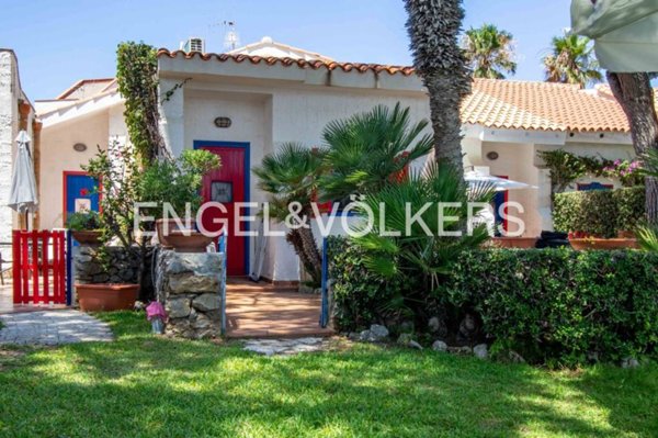 casa indipendente in vendita a Carini in zona Piraineto