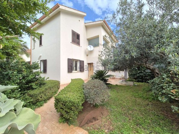 casa indipendente in vendita a Carini in zona Piraineto