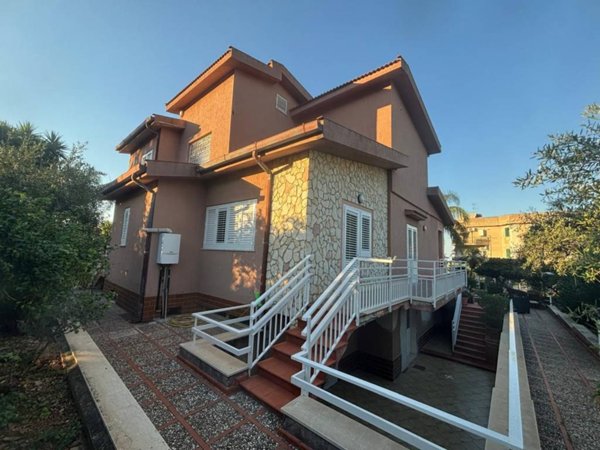 casa indipendente in vendita a Carini