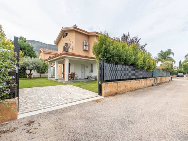 casa indipendente in vendita a Carini