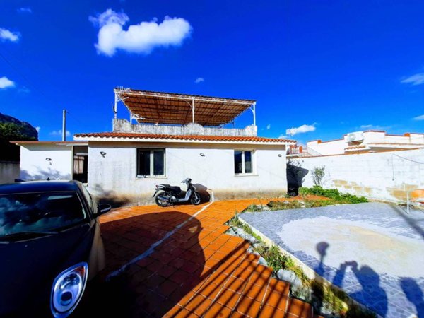 casa indipendente in vendita a Carini in zona Piraineto