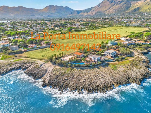 casa indipendente in vendita a Carini in zona Piraineto