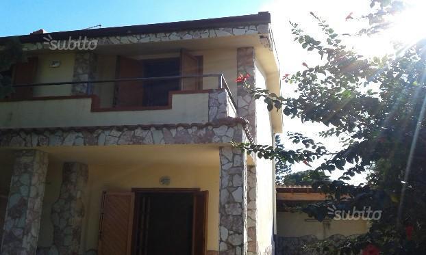 casa indipendente in vendita a Carini in zona Piraineto