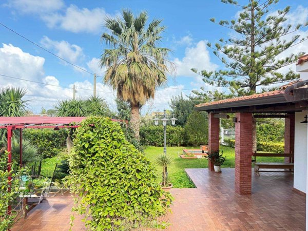 casa indipendente in vendita a Carini in zona Bivio Foresta