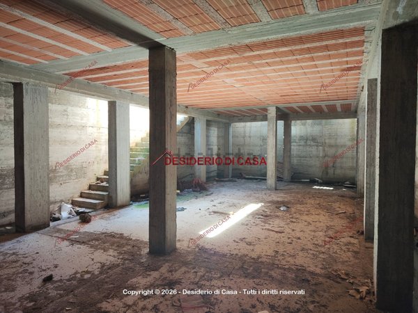 locale commerciale in vendita a Carini in zona Piraineto