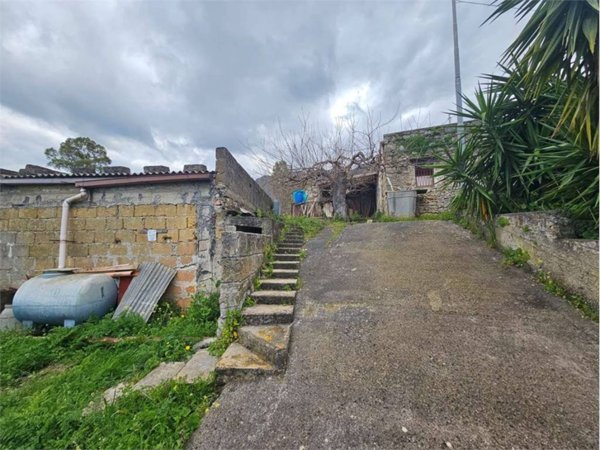 locale commerciale in vendita a Carini