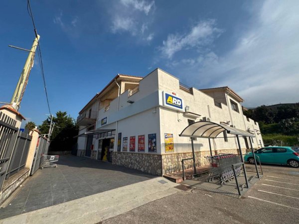 locale commerciale in vendita a Carini