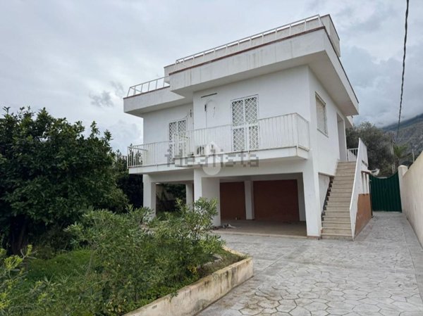 casa indipendente in vendita a Carini in zona Piraineto