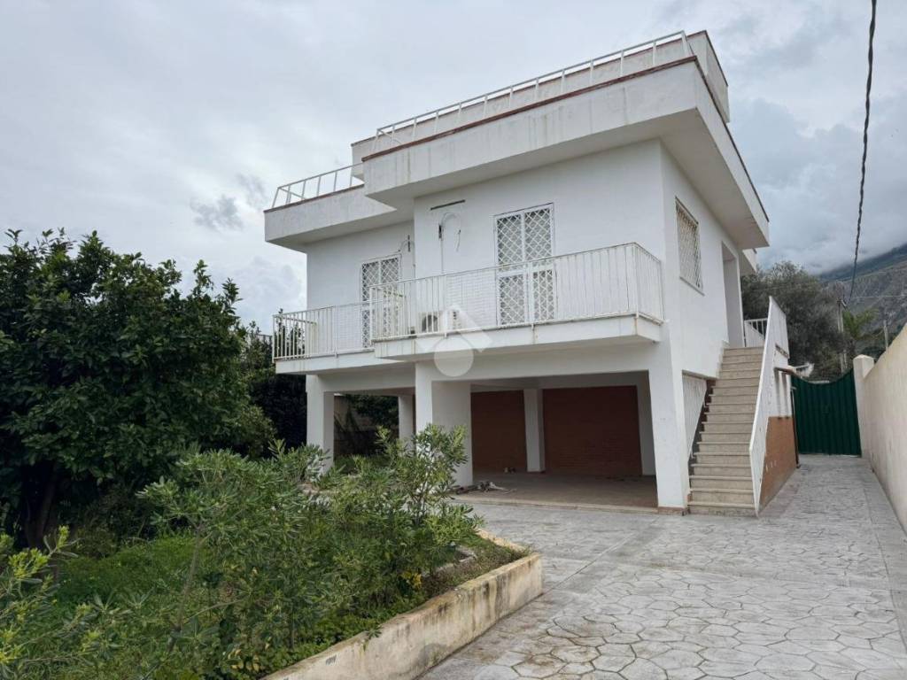 casa indipendente in vendita a Carini in zona Piraineto