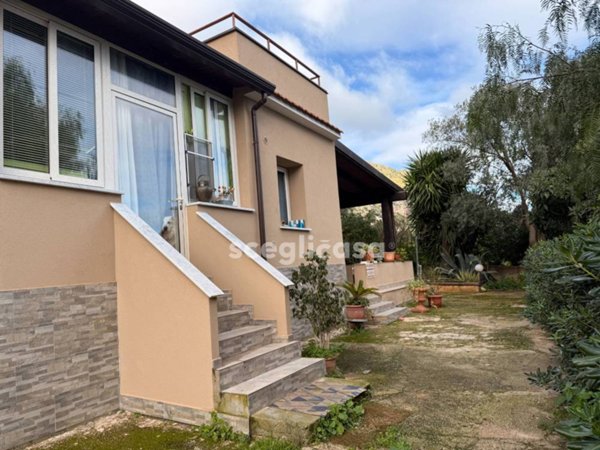 casa indipendente in vendita a Carini in zona Villagrazia di Carini