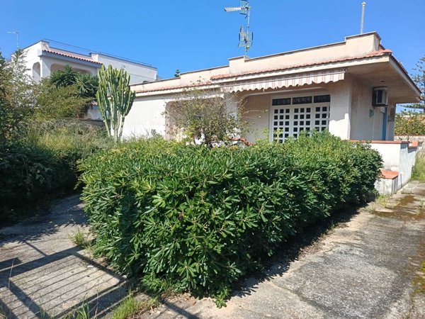 casa indipendente in vendita a Carini in zona Piraineto