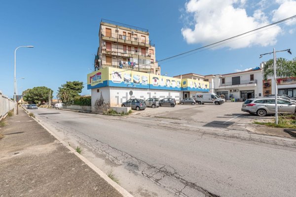 locale commerciale in vendita a Carini