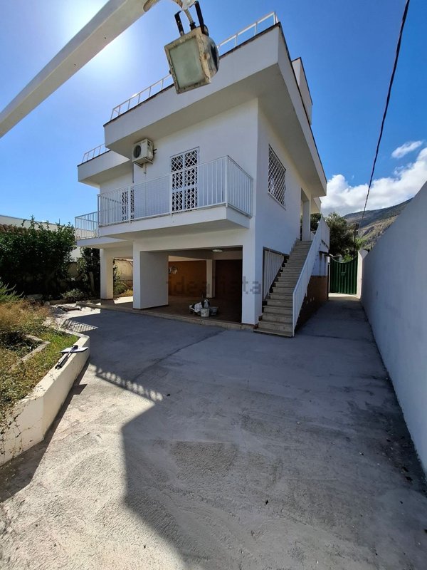 casa indipendente in vendita a Carini in zona Piraineto