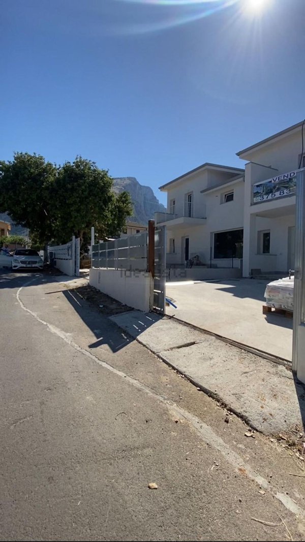 casa indipendente in vendita a Carini in zona Piraineto