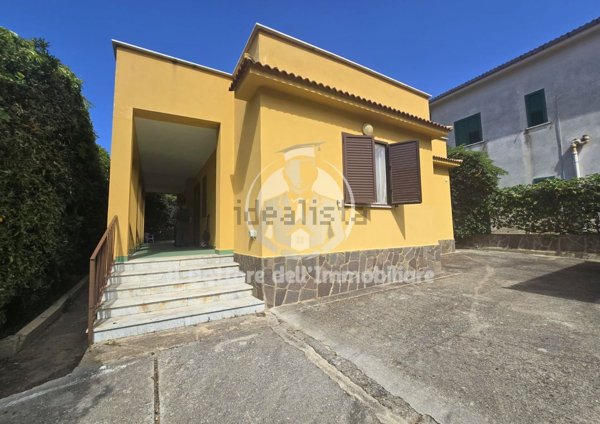 casa indipendente in vendita a Carini in zona Piraineto