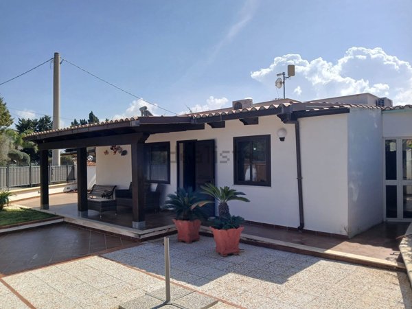 casa indipendente in vendita a Carini in zona Piraineto