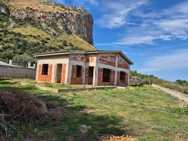 casa indipendente in vendita a Carini in zona Piraineto