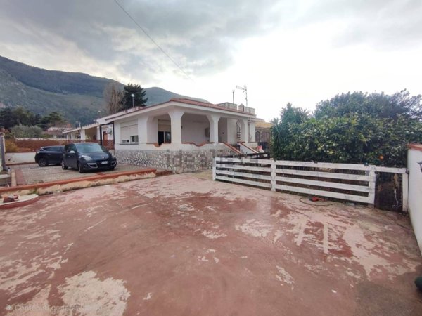 casa indipendente in vendita a Carini in zona Villagrazia di Carini
