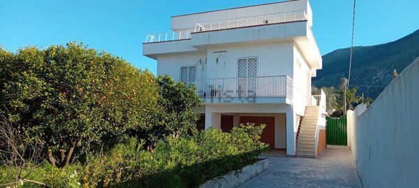 casa indipendente in vendita a Carini in zona Piraineto