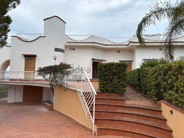 casa indipendente in vendita a Carini in zona Piraineto