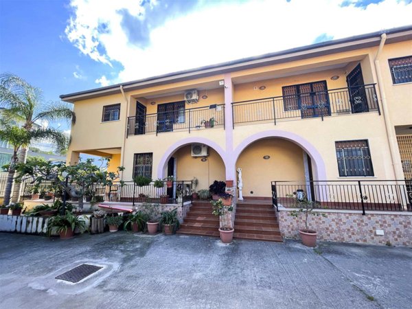 casa indipendente in vendita a Carini in zona Piraineto