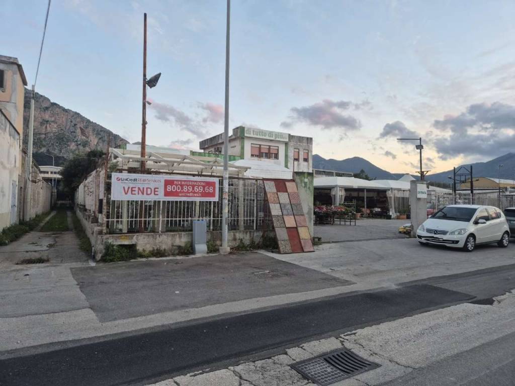 locale commerciale in vendita a Carini in zona Bivio Foresta