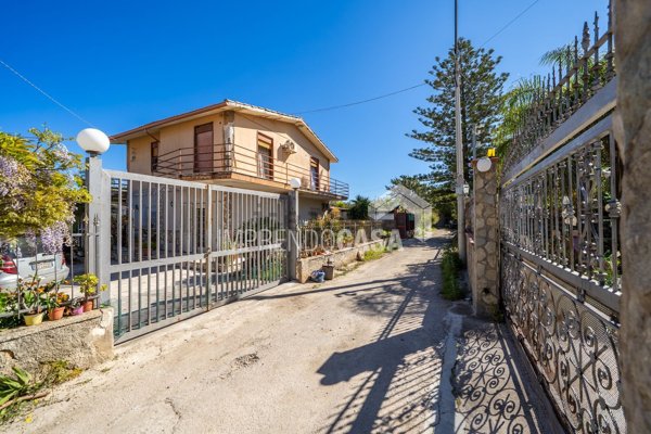 casa indipendente in vendita a Carini in zona Villagrazia di Carini