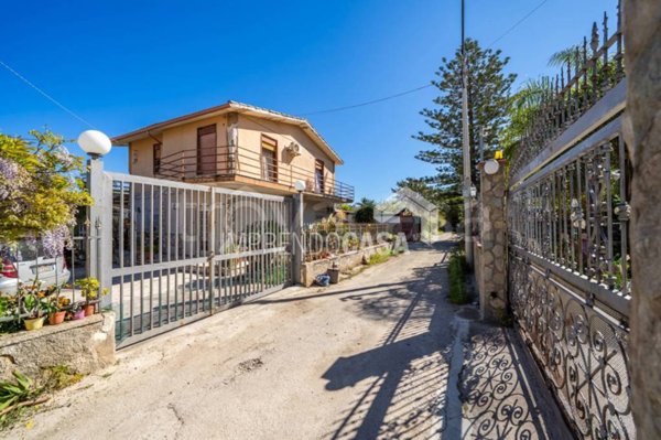 casa indipendente in vendita a Carini in zona Villagrazia di Carini