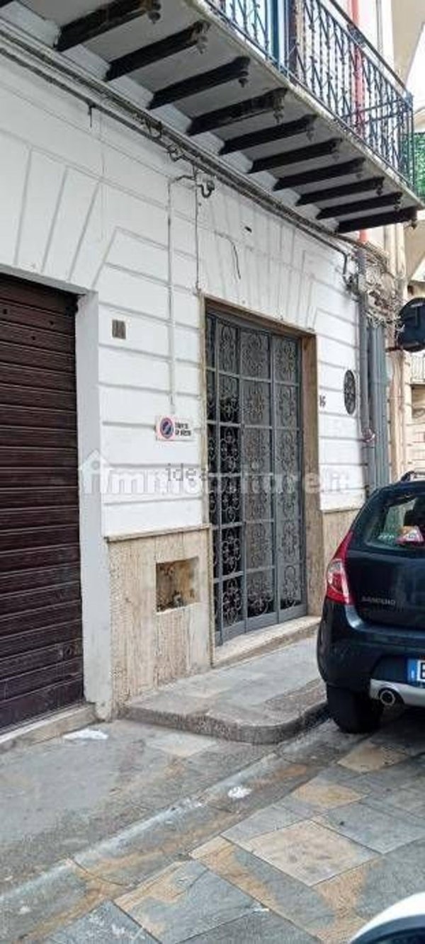 locale commerciale in vendita a Carini